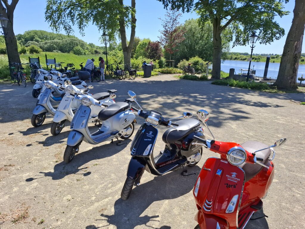 Vespa Primavera und Sprint 50 in Arcen an der Maas